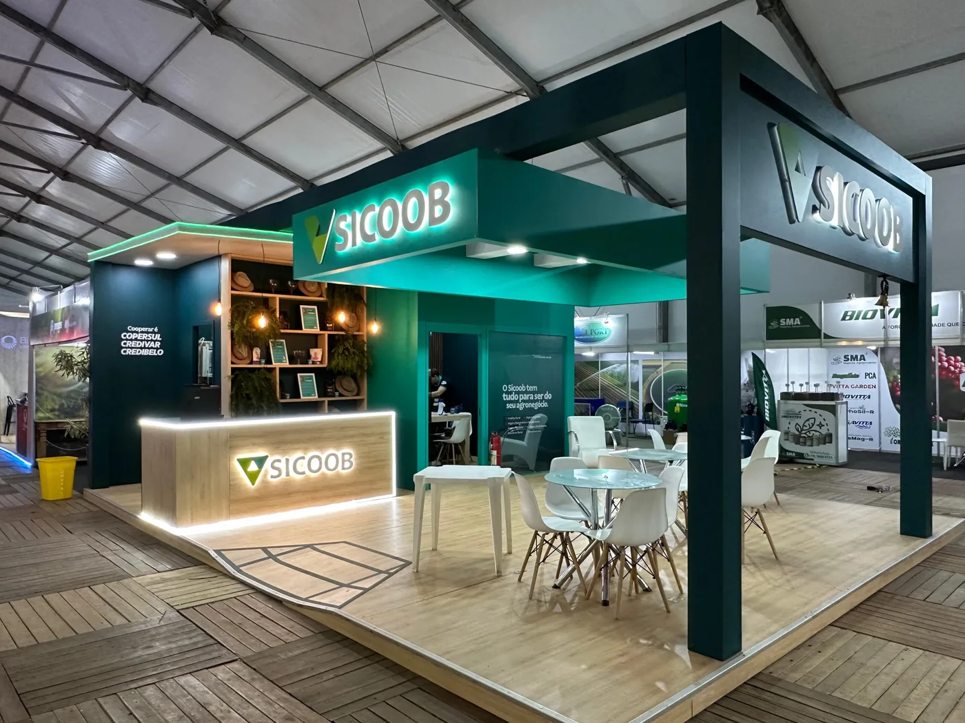Interior do galpão logístico da Griffin Montagens com estruturas e materiais para montagem de stands