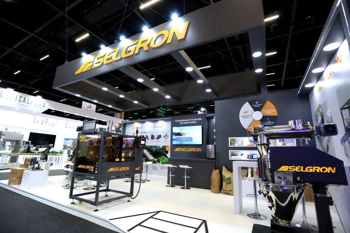 Stand construído e montado pela Griffin Montagens em feira de negócios