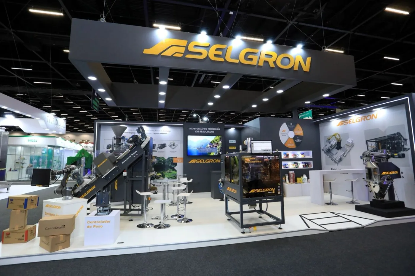 Estrutura de stand com piso e iluminação montada pela Griffin Montagens